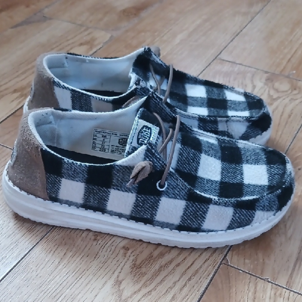 Hey Dude Womes 6 Black and White Plaid Shoes